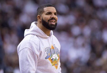 Drake wearing 76ers shorts outlet
