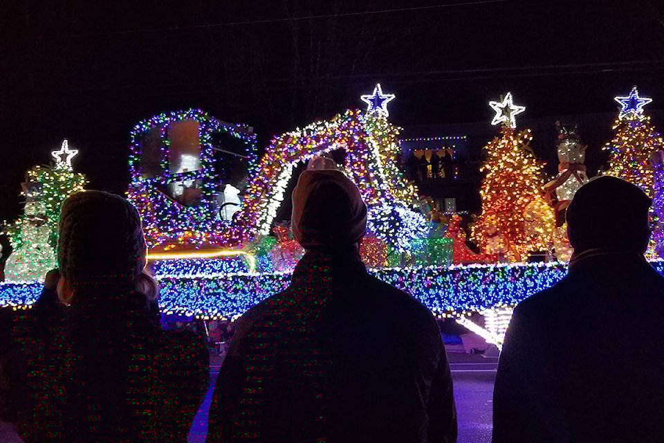 19495703_web1_181205-CLR-SantaParade_1