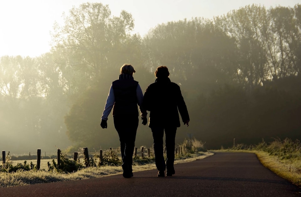 19497758_web1_2womenwalking