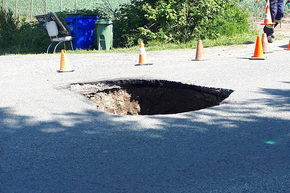 21474139_web1_200506-PNR-CENTRAL-SAANICH-SINKHOLE-ROAD_1