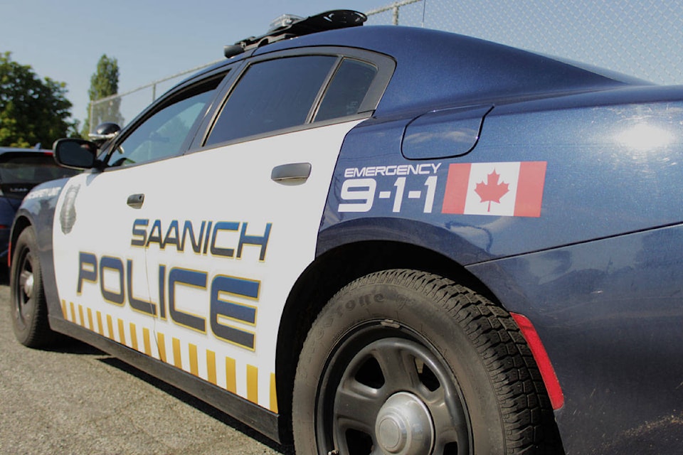 22210440_web1_200605-SNE-BearAtUvic-saanichpolice_4