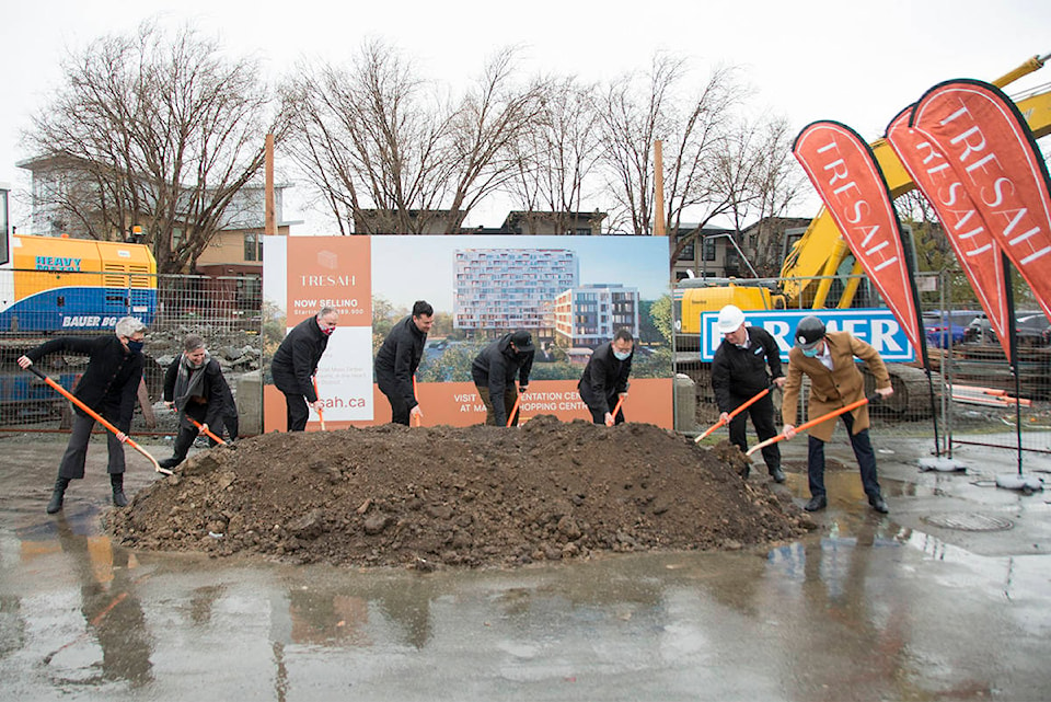 23351893_web1_201117-VNE-Tresah-Groundbreaking_1