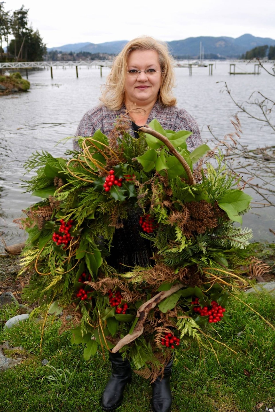 23596136_web1_201217-SNM-WreathMaker-kimberly_2