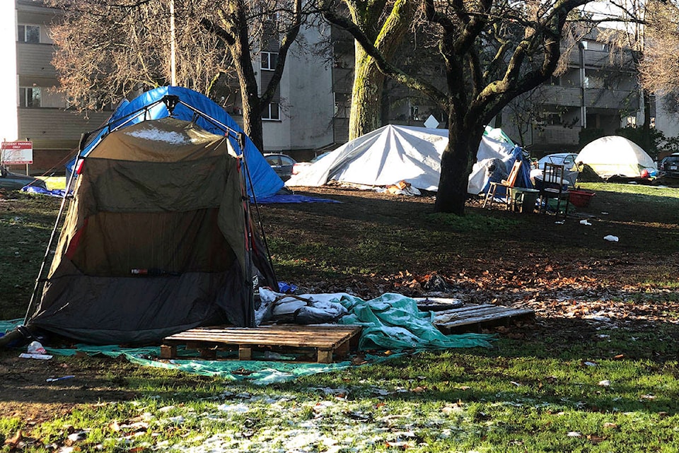 23775378_web1_201229-VNE-CentralParkClosing-tents_1