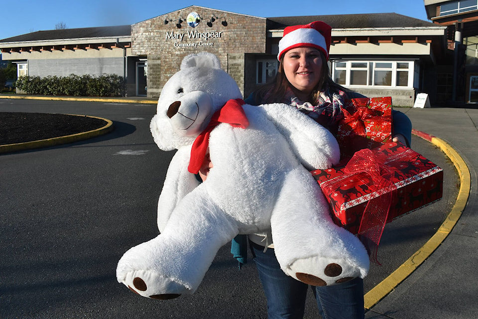 27186690_web1_211115-PNR-SaanichPeninsulaHolidayToyDrive-ToyDrive_1