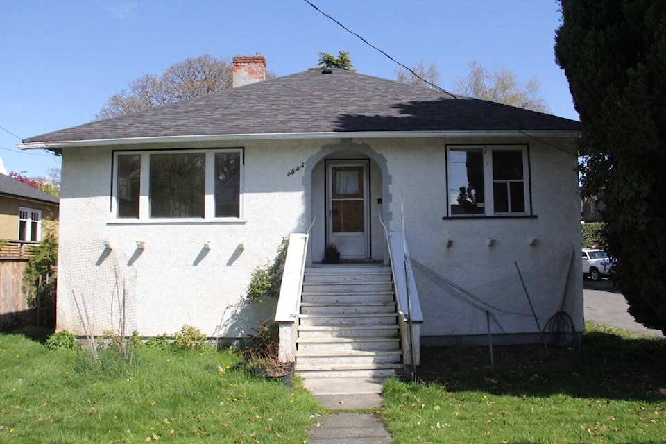 Oak Bay embarks on lease negotiations to house refugees from Ukraine in this municipally-owned home on Hampshire Avenue. (Christine van Reeuwyk/News Staff)