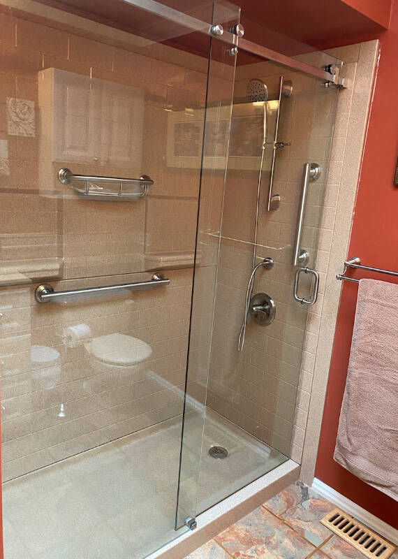 With a barrier of 3/4″ threshold, entry is easy, allowing even walkers and wheelchairs to be wheeled right into the shower.