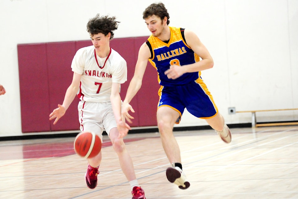 Ballenas Whalers player Mason Fettback and Kwalikum Kondors player Kodi Hammil chase after a loose ball. (Michael Briones photo)