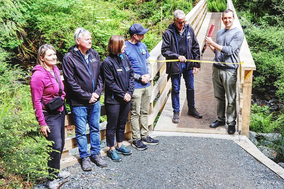 ribbon-cutting-lighthouse-country-regional-trail-rs