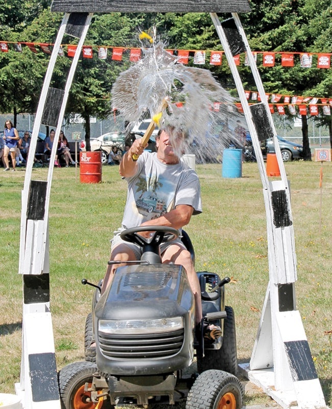 18298parksvilleWEBlawnmowerraces1-jh-aug16