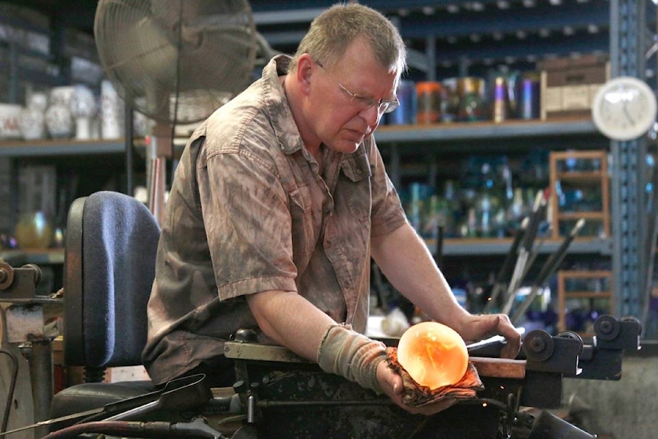 8118092_web1_170815-PQN-M-Glassblowing-ak-170815