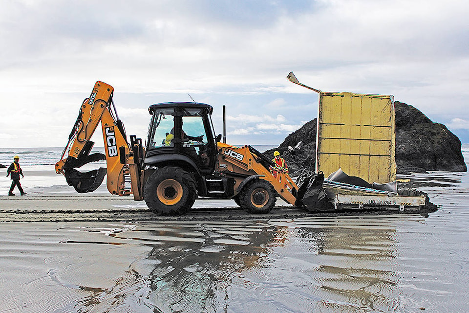 8693446_web1_171003-PQN-M-hanjin-cleanup-johns