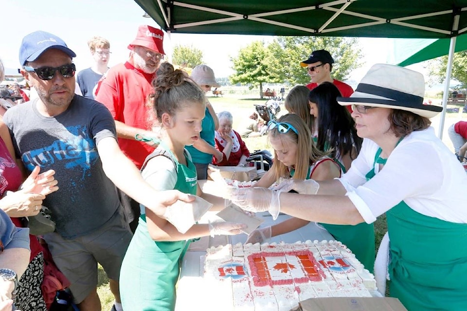 12481738_web1_180627-PQN-M-ParksvilleCanadaDay-cake-file-170701