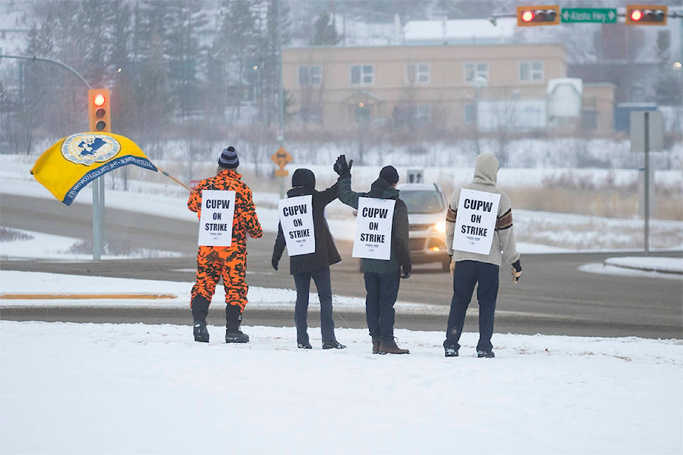 14348946_web1_181109_YKN_Canada-Post-Strike_060WB