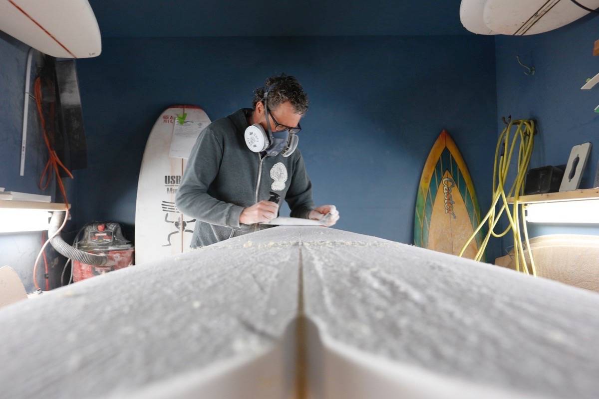 15542361_web1_190213-PQN-M-VIDEOArtSurfboardMaking-ak-190213