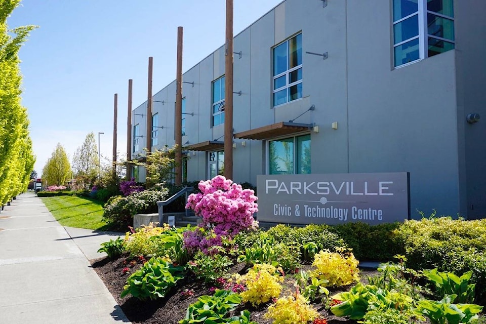 17500858_web1_16938643_web1_190506-PQN-M-Parksville-city-hall-2