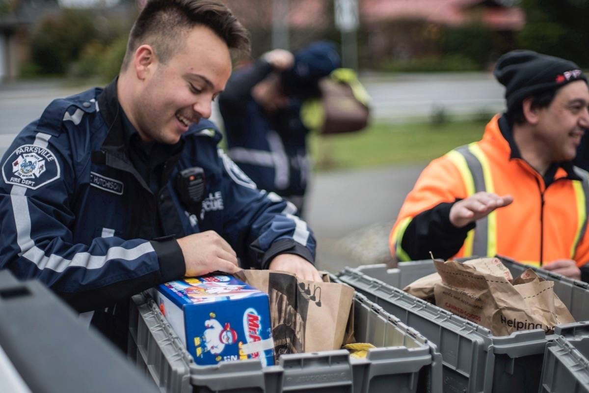 19408571_web1_191116-PQN-M-fire-dept-toy-drive07659