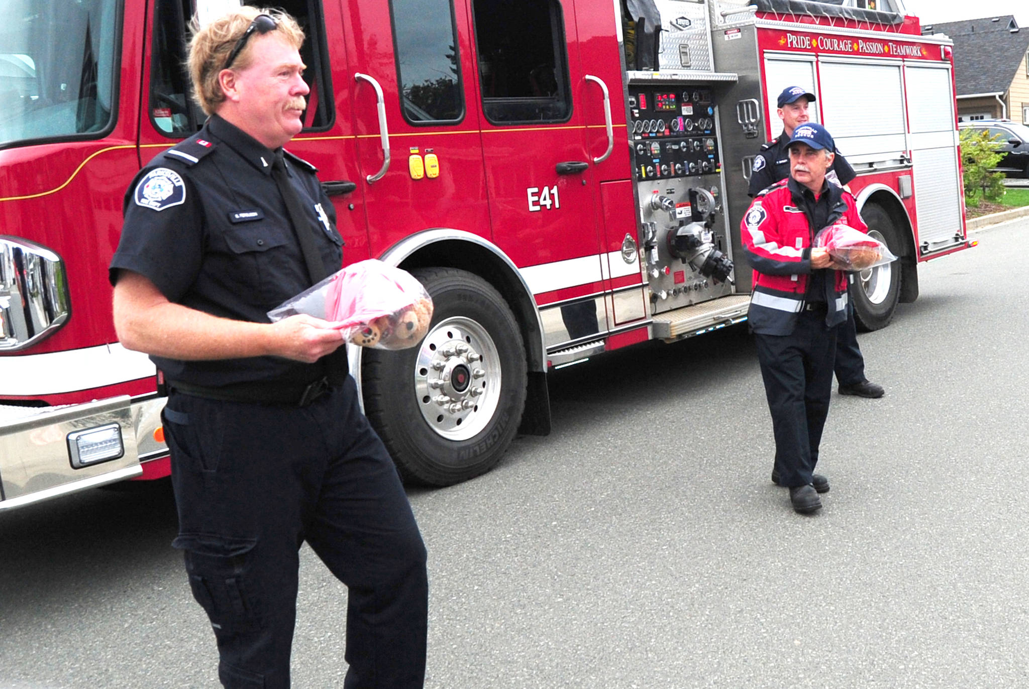 21412413_web1_200506-PQN-PFD-Makes-Memories-ParksvilleFireDept_2