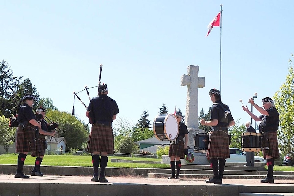 22962551_web1_201014-PQN-Parksville-Legion-Poppy-cenotaph_1