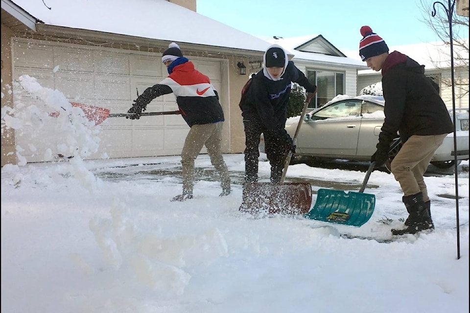 23605928_web1_201216-PQN-QB-Snow-Ice-snowclearing_1