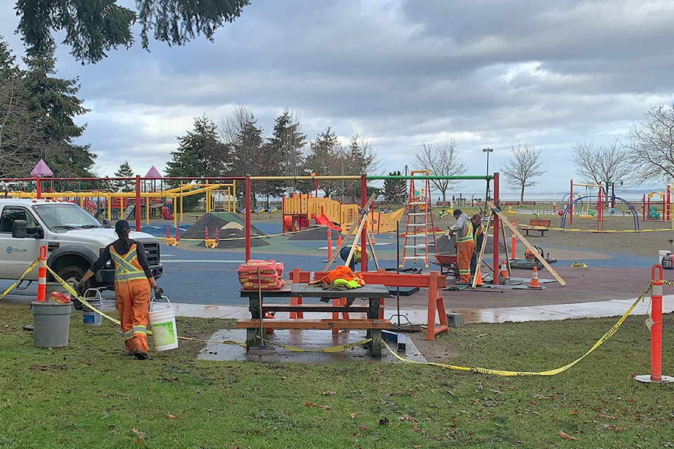 23647615_web1_201216-PQN-New-Swing-Parksville-Community-Park-CITYWORKERS_1