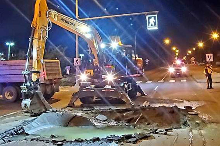 Crews work through the night Tuesday, April 27, on a sinkhole that appeared in Vernon on Hospital Hill at 32nd Street and 21st Avenue, the intersection to Vernon Jubilee Hospital. The highway through Vernon was closed in both directions. (Kerry Hutter photos)