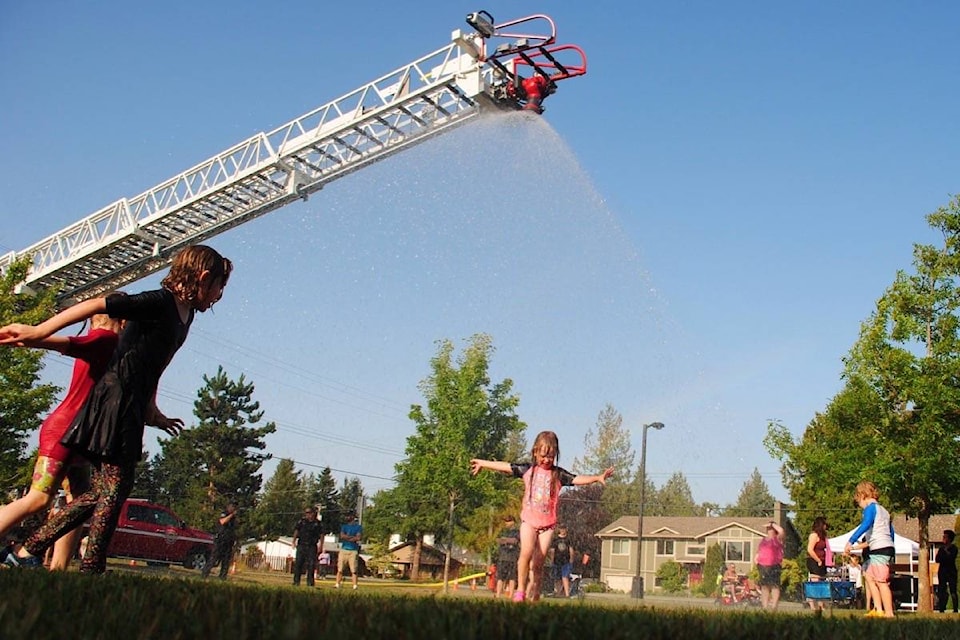 26151245_web1_210818-PQN-More-Pop-Up-Water-Parks-SPRAYLADDER_1