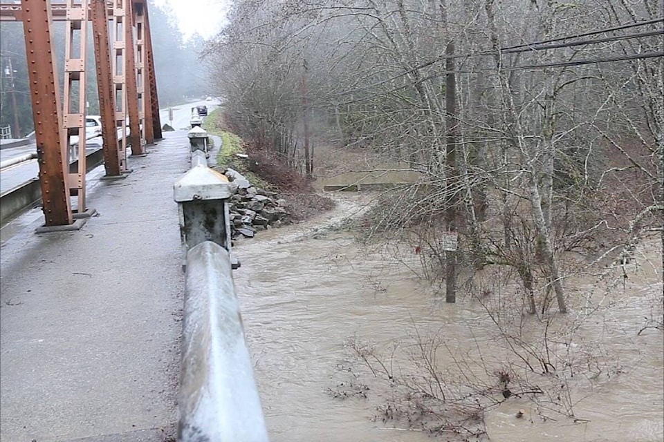 27178679_web1_211117-PQN-flood-watch-flood_1