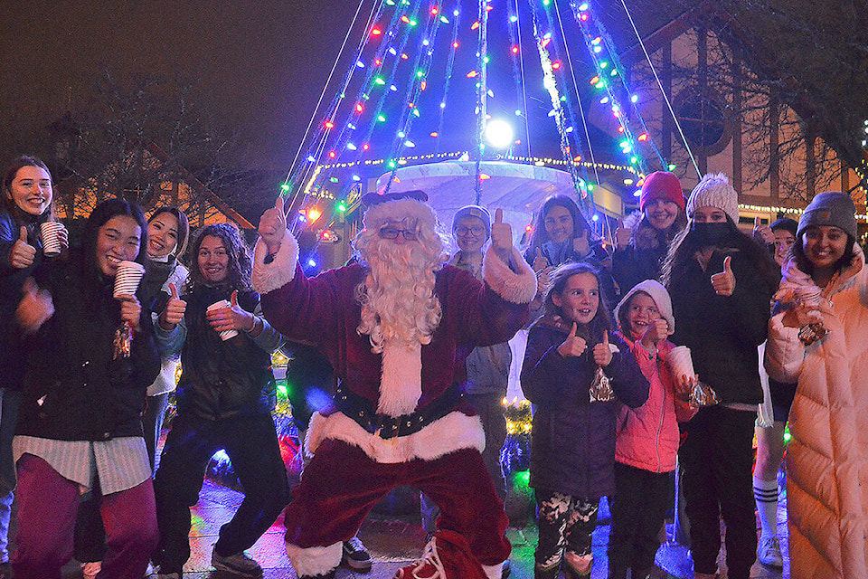 Santa with youngsters in Qualicum’s town square. (Mandy Moraes photo)