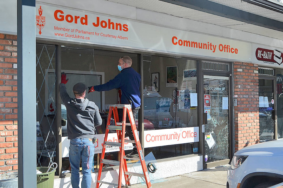 28238719_web1_220223-PQN-Gord-Johns-Office-WINDOWREPAIRS_1