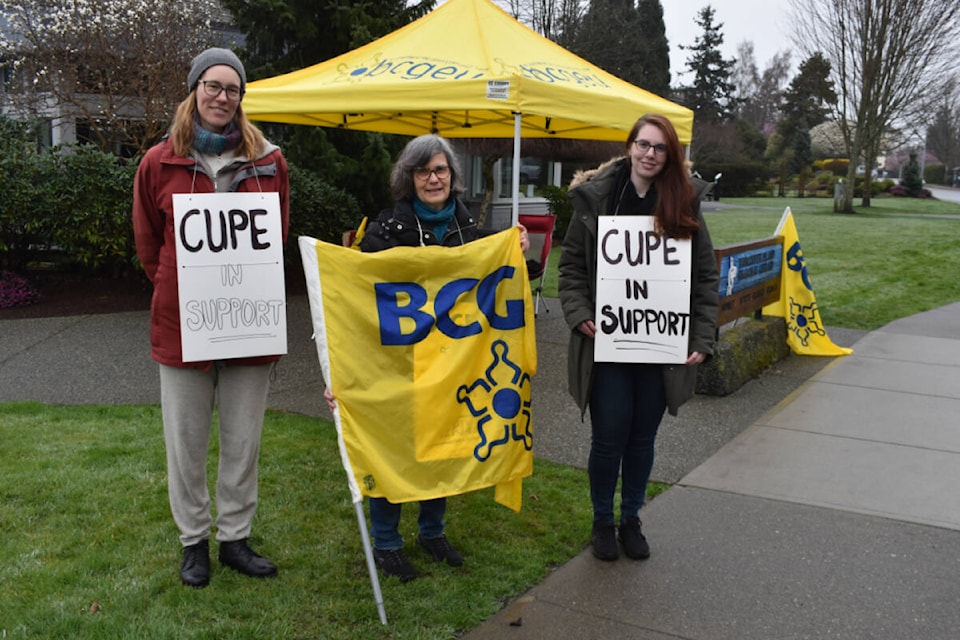 28552255_web1_220322-PNR-VancouverIslandRegionalLibraryEscalatingStrike-Library_1