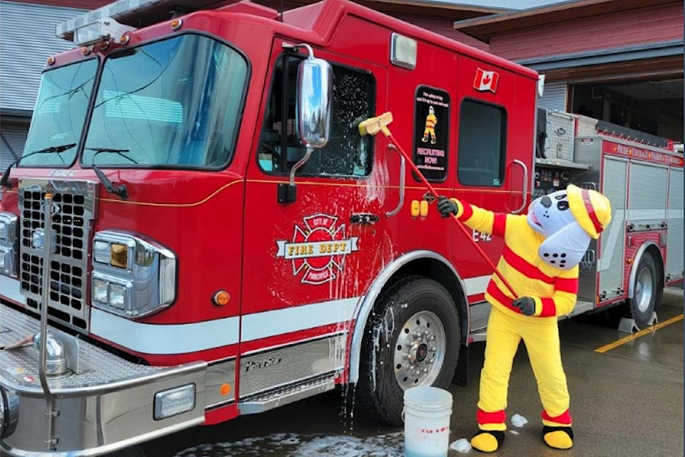 28783636_web1_220420-PQN-Firefighter-Car-Wash-MASCOT_1