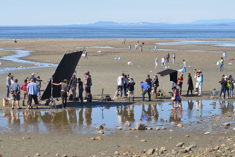 29027796_web1_210602-PQN-Chesapeake-Shores-Filming-Parksville-CREWONBEACH_1