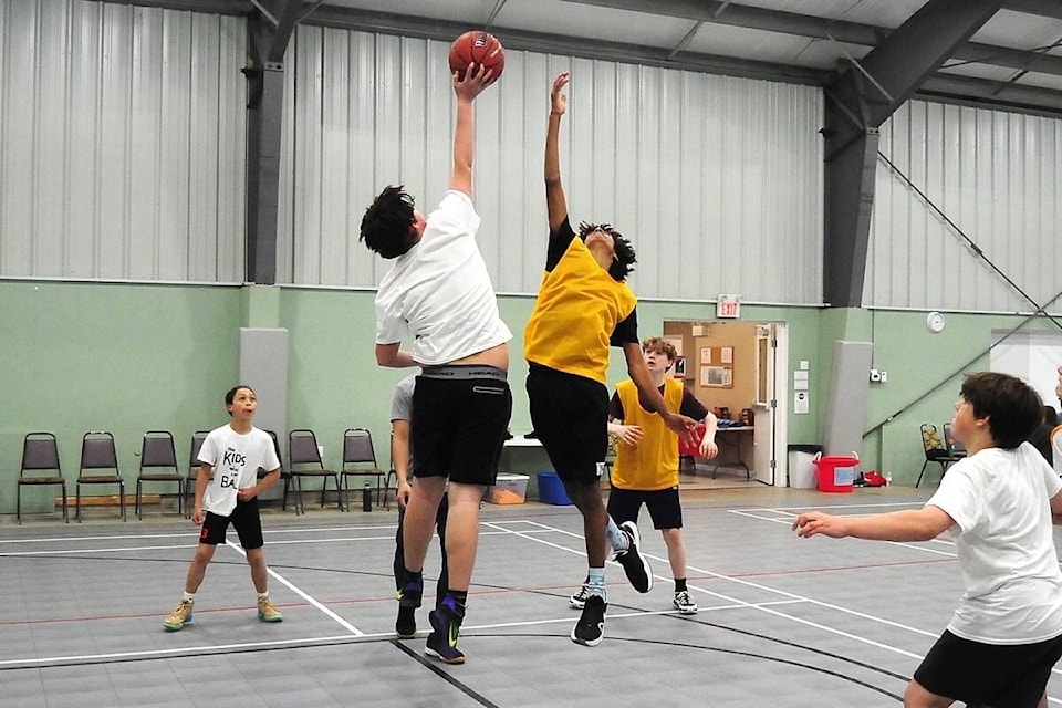 Jumpball between the two finalists in the junior division, The Kids Who Can Ball and The Bros. (Michael Briones photo)