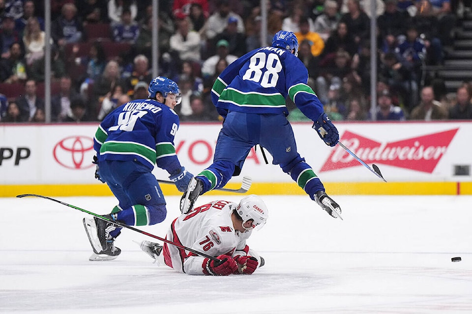 30805770_web1_221024-CPW-Hurricanes-Canucks-canucks_1