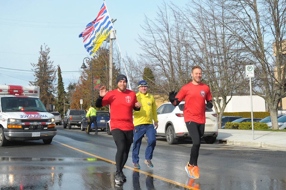 Wounded Warriors runners Dave Roche and Mike Bowen start their run from Parksville to Lantzville. (Michael Briones photo)
