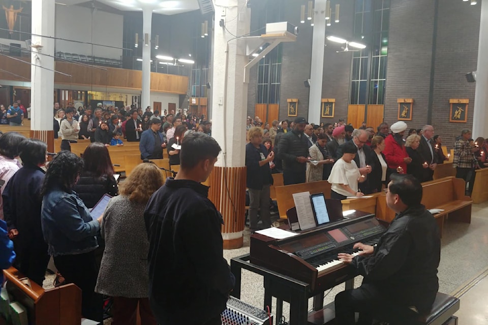 surrey-filipino-community-vigil-for-lapulapufestivaltragedy-4