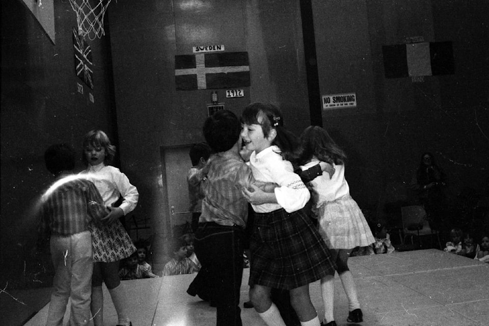 grandview-heights-elementary-1992-students-dancing