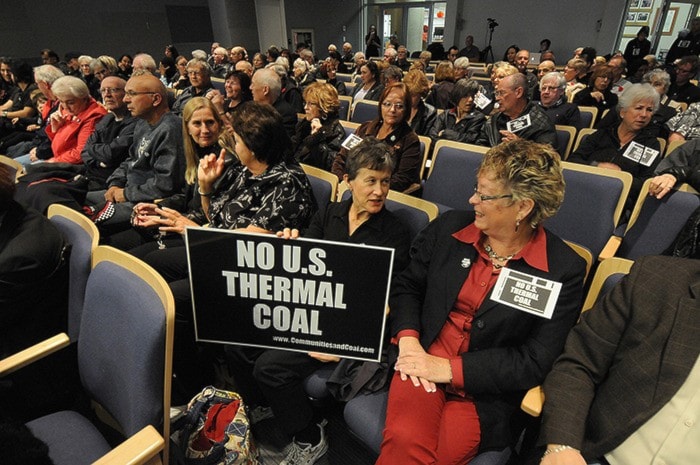 11830surreyNoCoalprotesters-ES