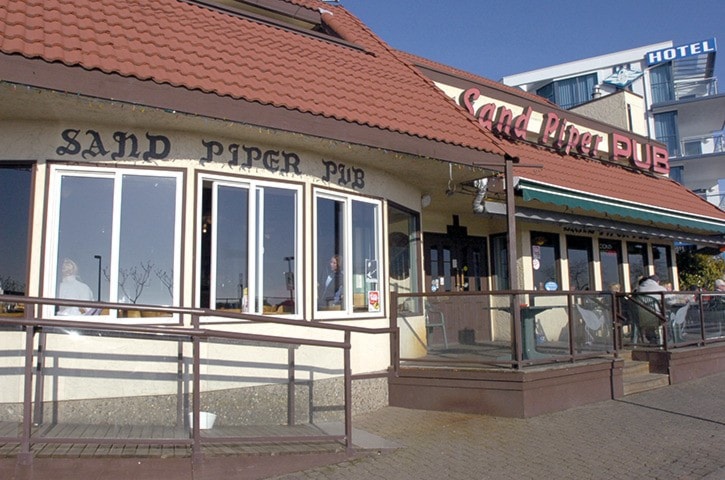 Sandpiper Pub and Liquor Store - ROP - storefront