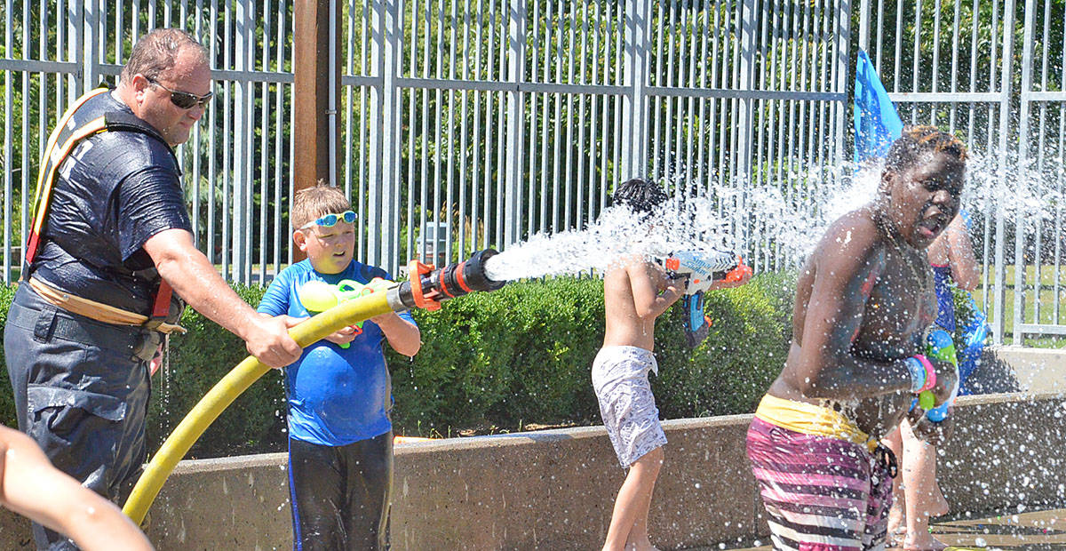 7725712_web1_170715-LAD-LegendaryWaterfight_7