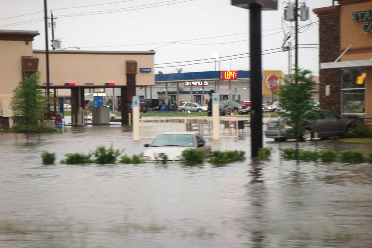 8390741_web1_houston-flood