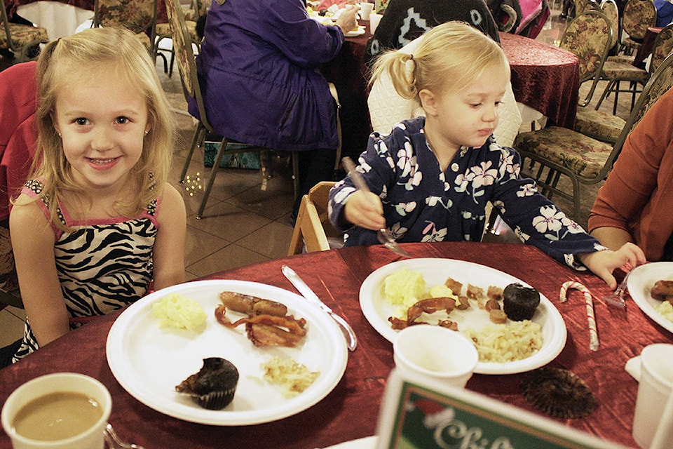 9565946_web1_171128-LAT-Christmas-wish-breakfast-emily-and-hailey