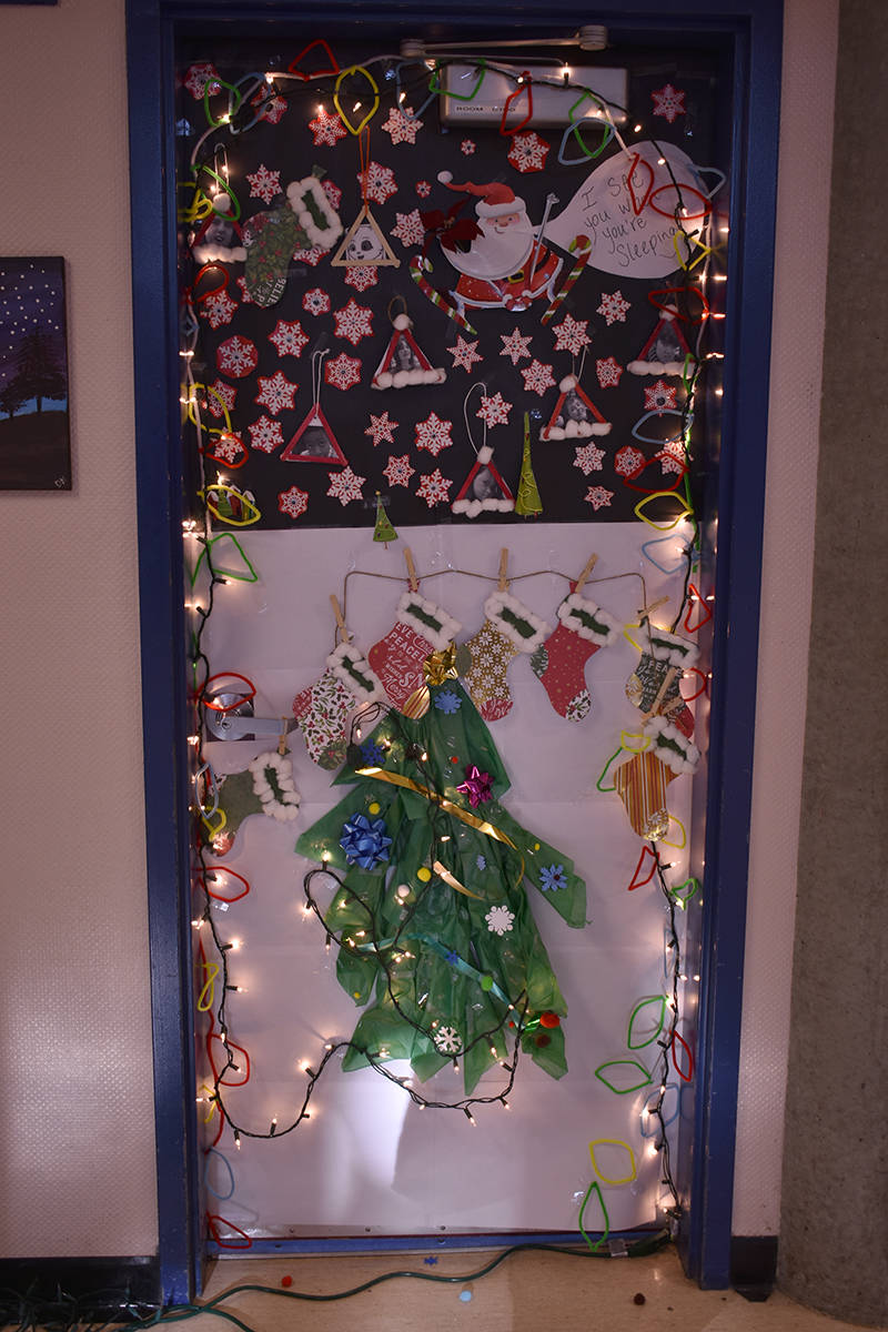 9907178_web1_171227-CLR-DoorDecor_6