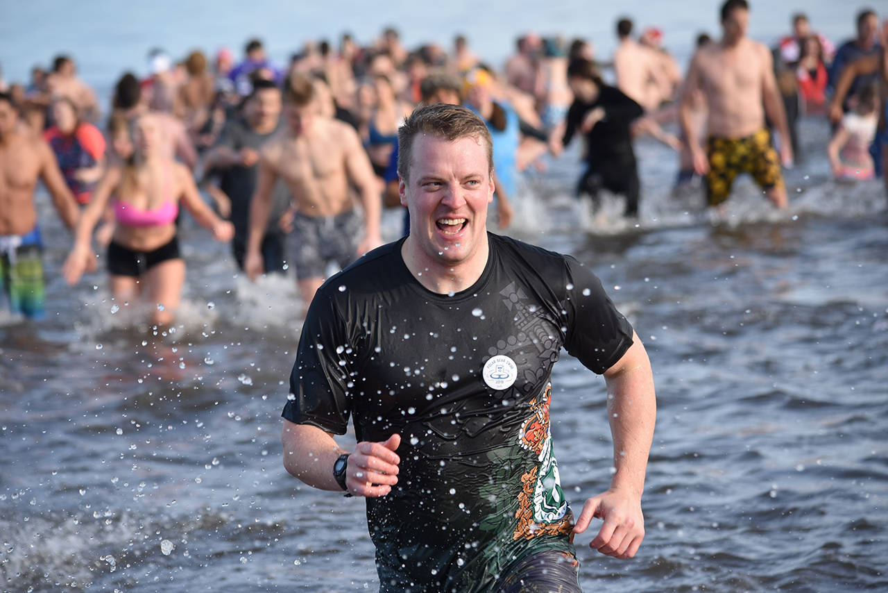 9973223_web1_180104-NDR-PolarBearSwim_10