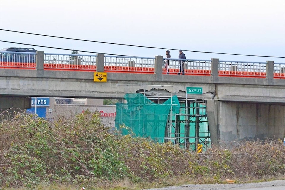 11292572_web1_180117-PAN-M-overpass-walkers-th