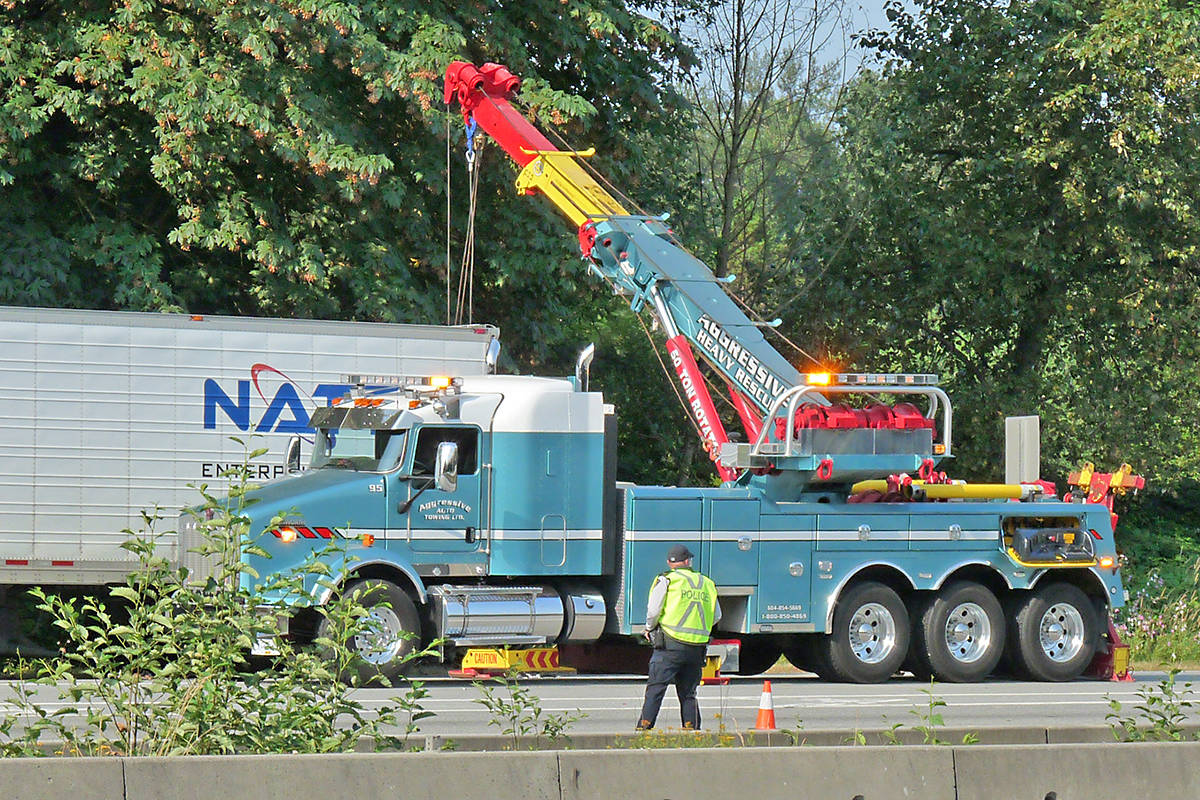 12916068_web1_180728-LAT-crash-on-hwy-1-tow-truck