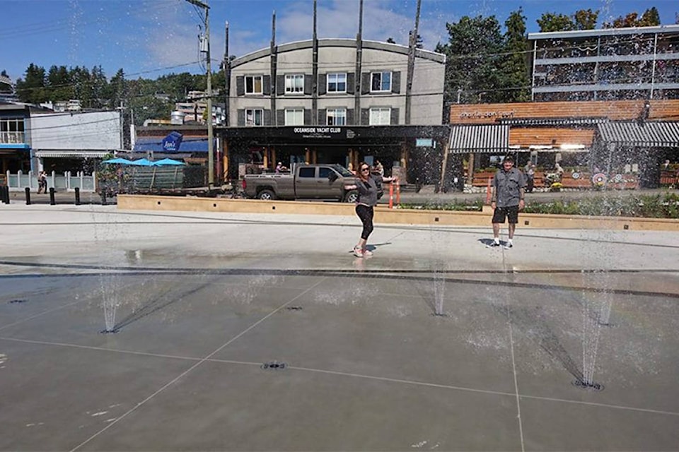 13379582_web1_splashpad11