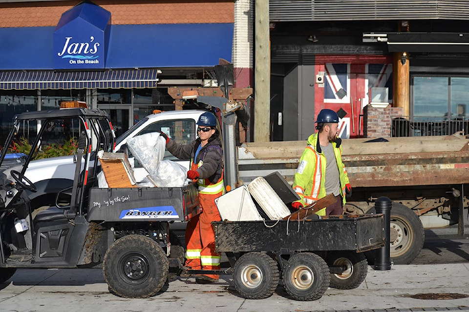 14932177_web1_copy_beach-clean-up