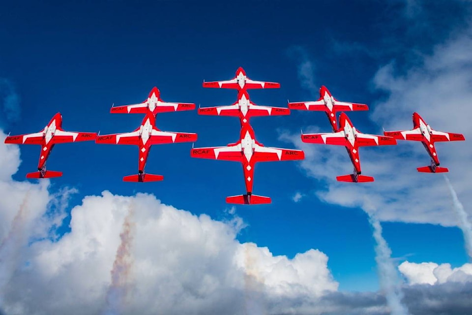 17193744_web1_190618-NDR-M-Boundary-Bay-Airshow-Snowbirds-Preview